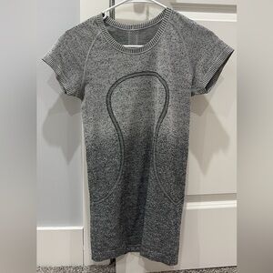 Lululemon women’s swiftly tech short sleeve size 6
